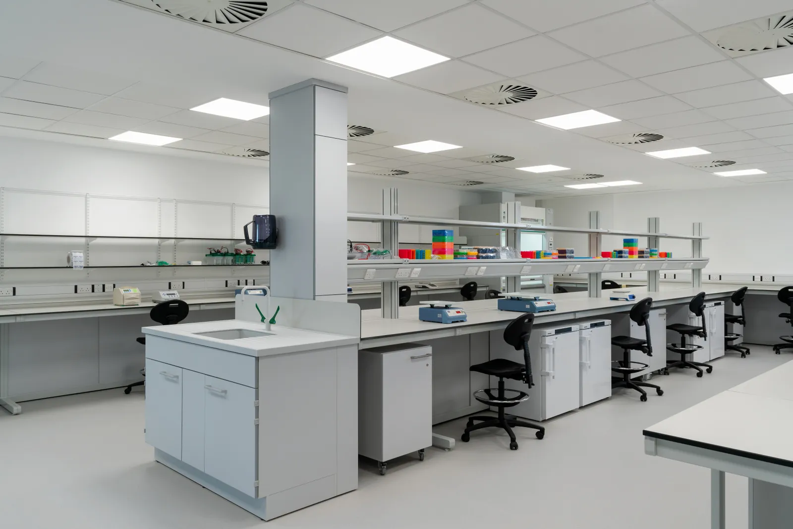 Area Laboratories - Desks